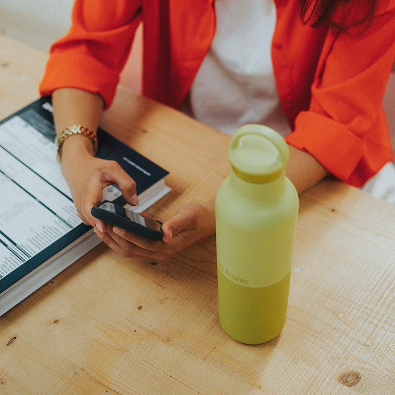 daily-on-the-go-set-c4 20oz_rise_classic_insulated_bottle_acacia_worker_phone_square.jpg