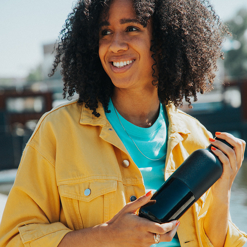 daily-on-the-go-set-c4 20oz_rise_classic_insulated_bottle_black_woman_smile_square.jpg